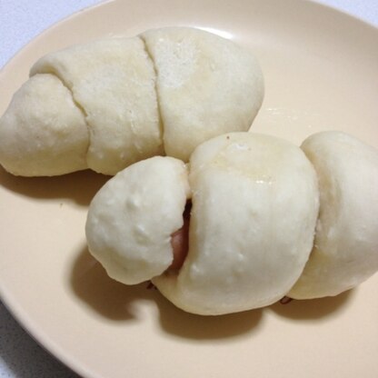 初めてパンつくりました！焼き色がついてないのが残念ですがおいしかったです！ウインナー巻きました！